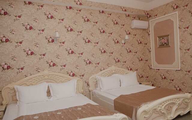 GUSTO Hotel