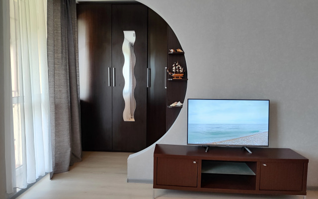 Dvukhurovnevaya U Morya Flat