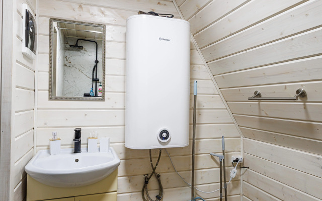 Частный дом А-фрейм в дубовом лесу