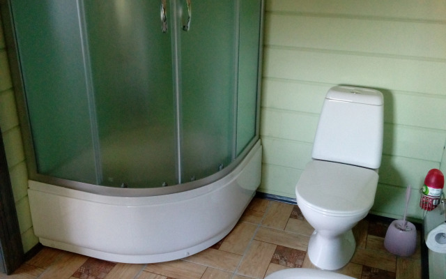 S Dvumya Apartamentami Chalet