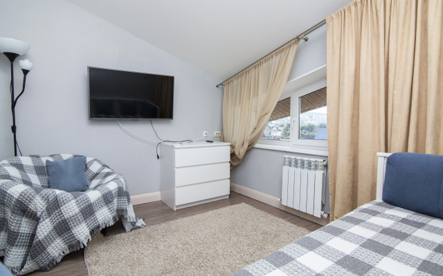 Апартаменты Трехкомнатная квартира на ул. Колхозной 112