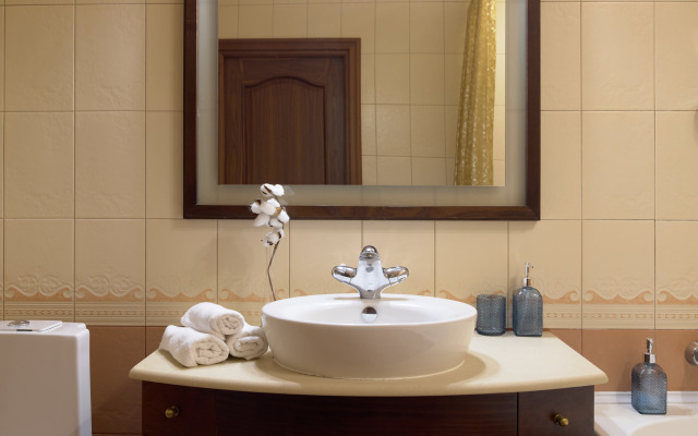 Yevrodvukhkomnatnaya Na 5 Gostey Modernaflats Sofiyskaya Flat