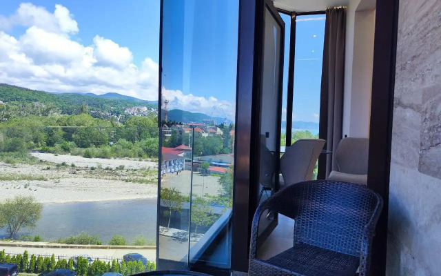 S Potryasayuschimi Vidami Apartments