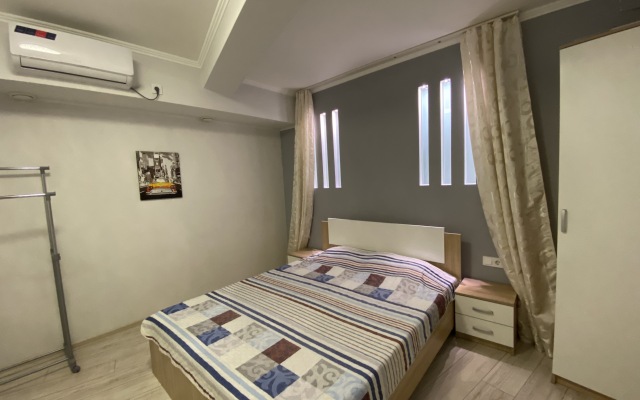 V Tsentre Yalty Apartments