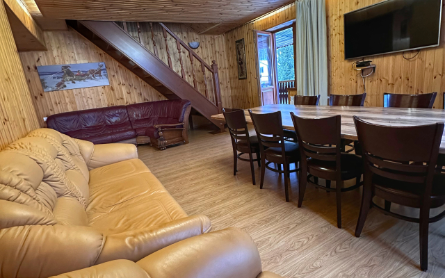 Коттедж на 17 гостей с красивым видом из окна и террасой