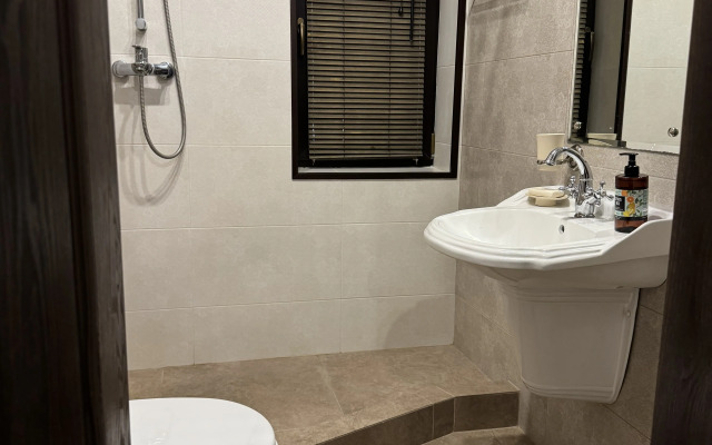 Na 8 chelovek s baney Private house