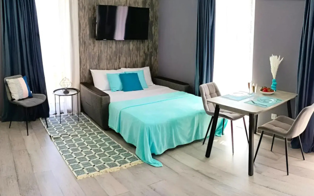 S Balkonom na 4 Gostey Flat