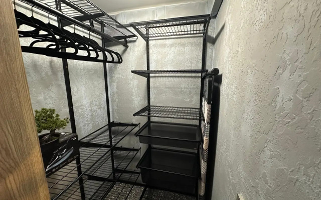 Dvukhurovnevaya studiya s dvumya sanuzlami v parke Apartments