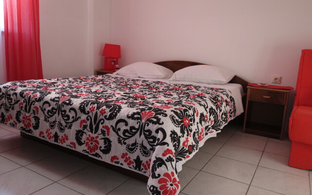 More 1/4 Apartments