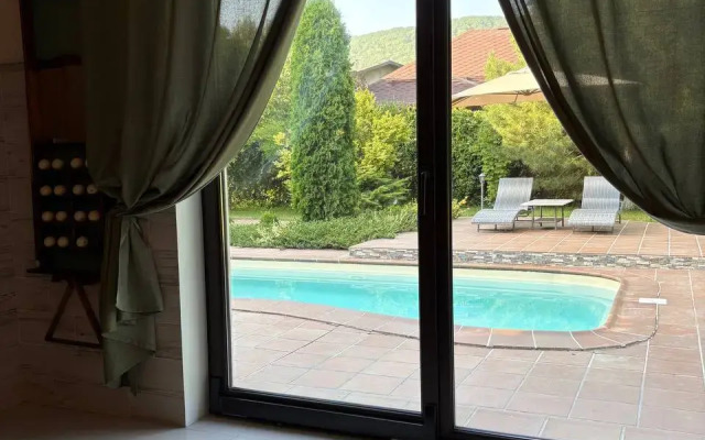 Частный дом в горах на берегу реки