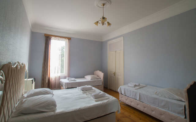 Rezo's Ranch Guest House