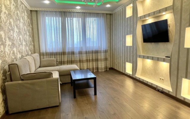 Prostornaya Yevro-Tryoshka U Metro (1) Apartment