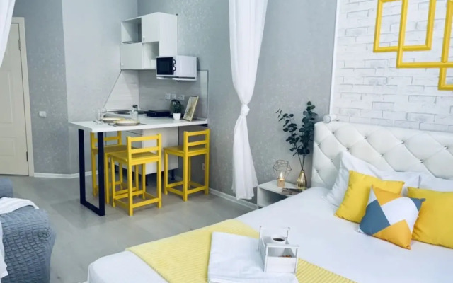 Студия Лимон возле парка и лебединого озера