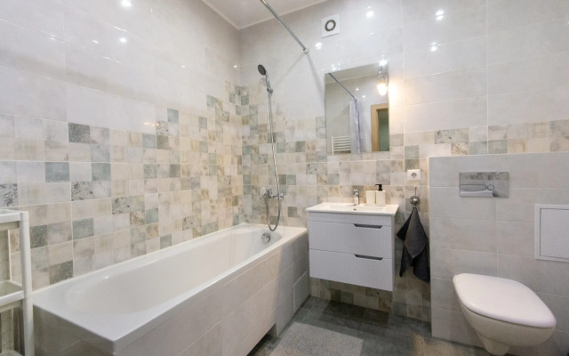 s shikarnym vidom na Verhnee ozero Flat