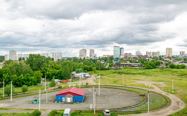 Svetlaya uyutnaya sovremennaya studiya u Planety Flat