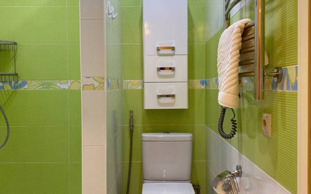 S dvumya spalnyami i balkonom Ajax Na Tyulpanov 41 Apartments