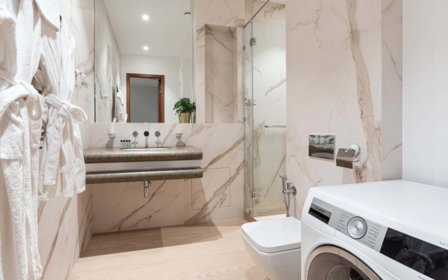 Студия для двоих на 74-м этаже