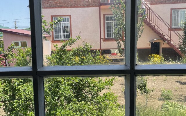 V Tsvetuschem Sadu Private House
