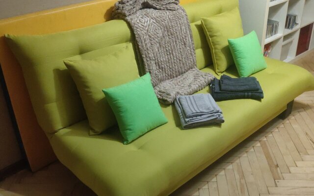 Dvushka S Vidom Na Dvor Flat