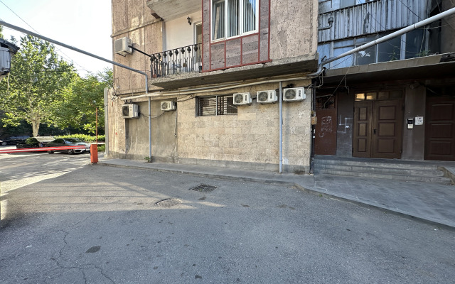 3-K Kvartira na Prospekte Sayat-Novy Flat