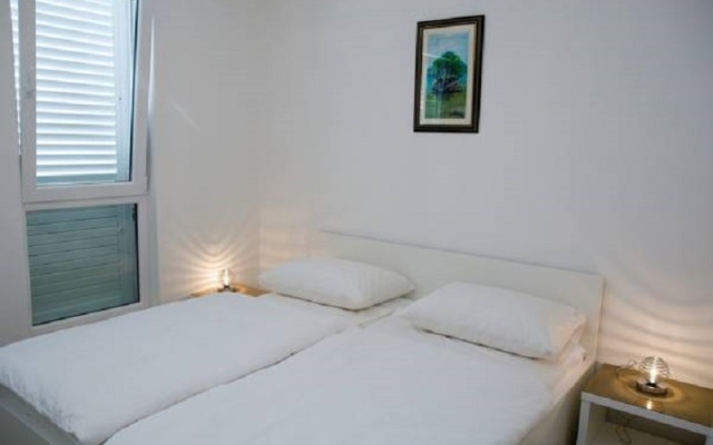 Spacious Beachfront Apartments Tanita
