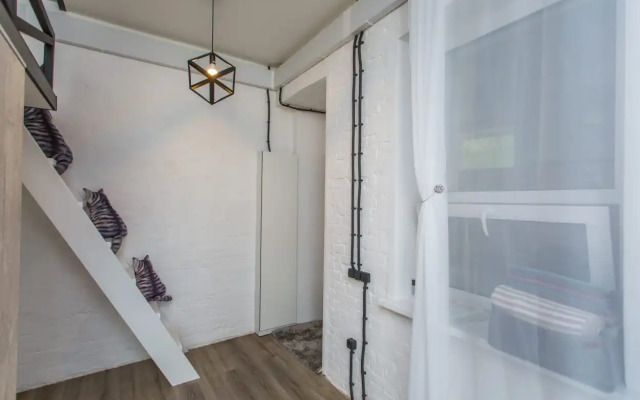 Novye trekhurovnevye apartamenty s vyhodom na Arbat Apartments