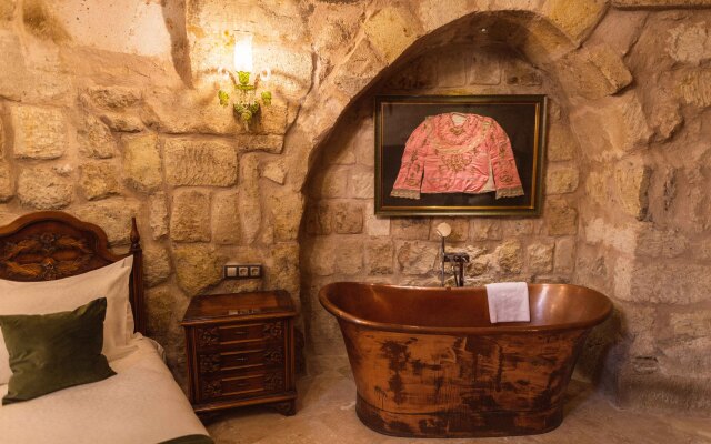 Solo Cave Suites Hotel