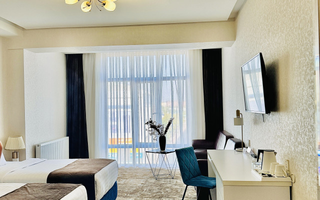Garnet Mir Hotel