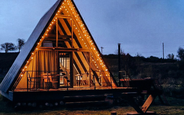 Шале А-фрейм с панорамным остеклением и террасой