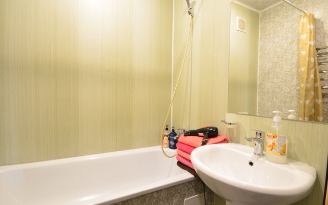 Na Naberezhnoy Na 9 Chelovek Flat