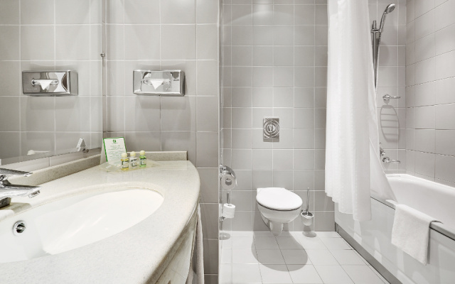 Standard room with a large double bed — фото 3