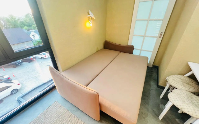 Chetyryokhmestnye apartamenty s balkonom ı basseynom na territorii Apartments