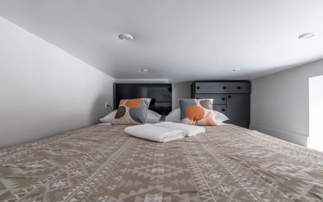 Апартаменты Улучшенные с Балконом Двухуровневые у метро Аэропорт 305