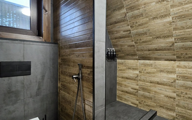 Частный дом темный А-фрейм