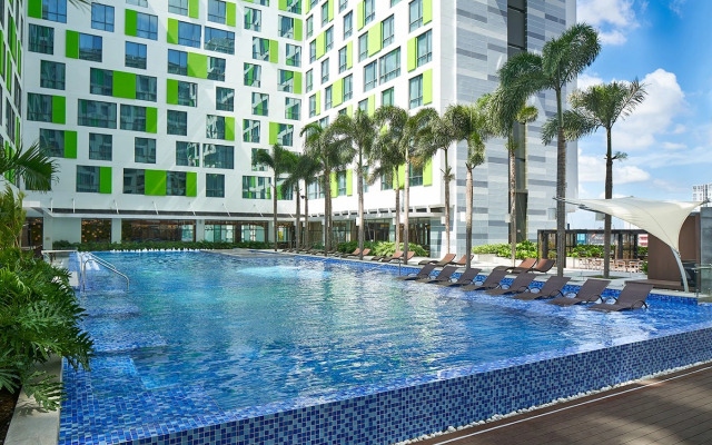 Holiday Inn & Suites Saigon Airport Hotel