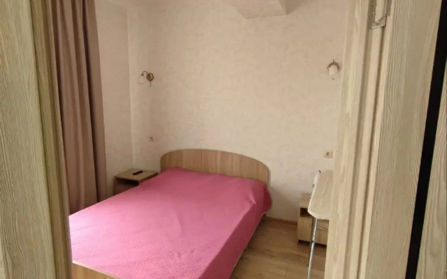 S Balkonom I Vechernim Zakatom Flat