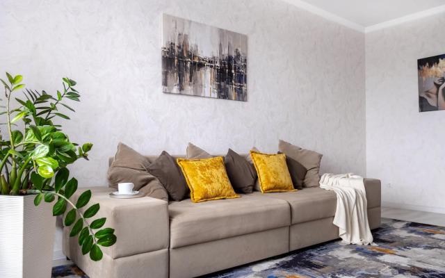 Na Pervomayskoy Ulitse 70 Flat