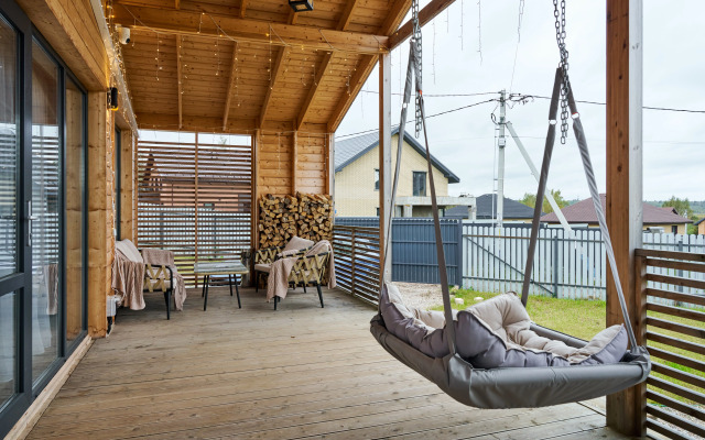 Частный дом с панорамными окнами у озера