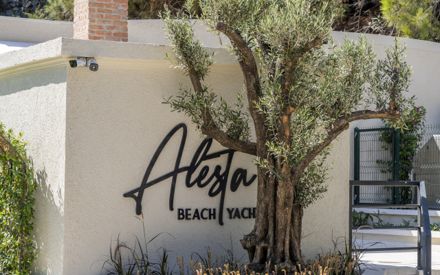 Alesta Yacht Hotel