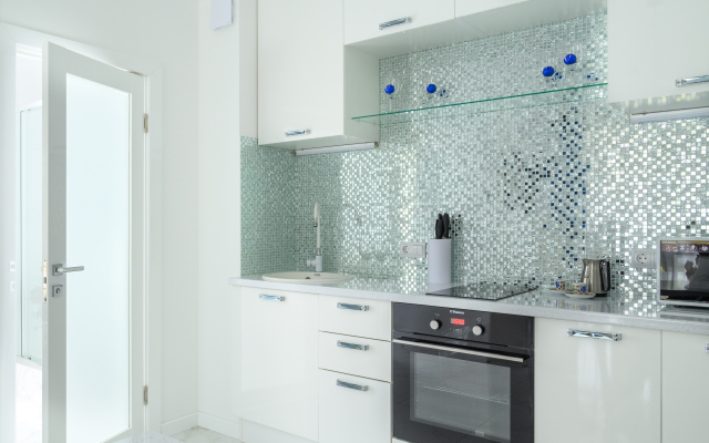 Belosnezhnaya Studiya U Morya S Lichnoy Terrasoy Apartments