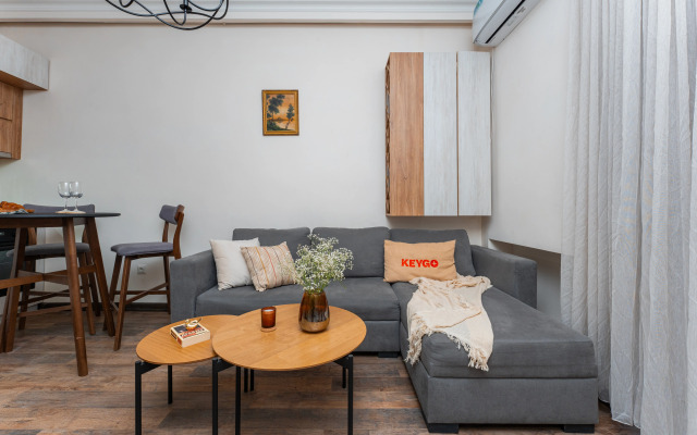 Keygo #0158 1 Spalnya, Balkon, v Tsentre Goroda Apartments