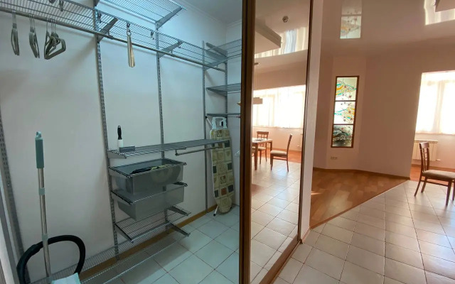 Yevrodvushka Na Larina S Vidom Na Mishennuyu Sopku Flat