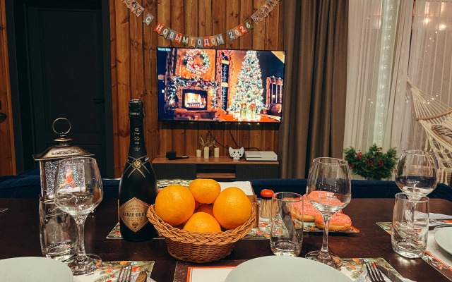 Частный дом с панорамными окнами с выходом на террасу и баней на дровах