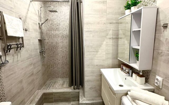 Yarkaya studiya dlya 4 gostey Flat