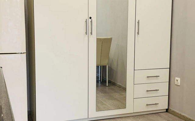 Uyutnay U Ozera V Teni Sosnovogo Parka Flat