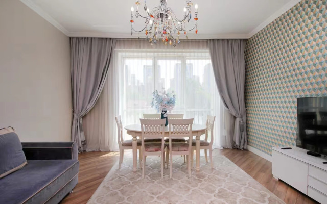 Trekhkomnatnaya V Zhk braun Vozle Trts Mega Almaty Flat