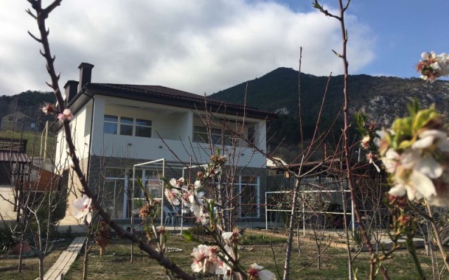 Dom V Uschelye Tryokh Gor Private House