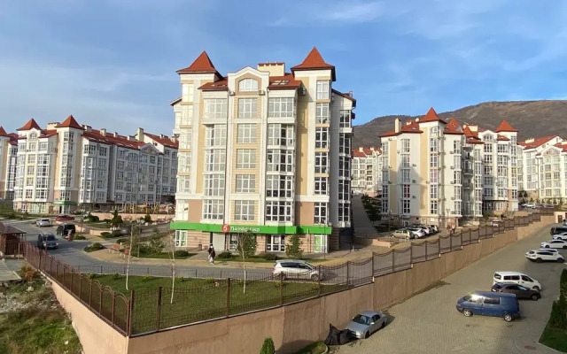 Dvukhurovnevaya S Vidom Na More Flat