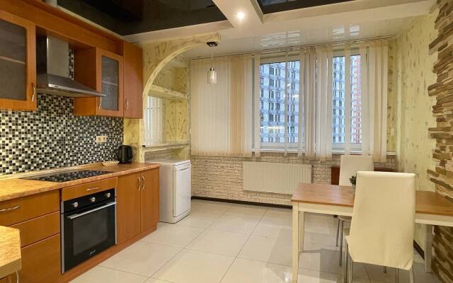 Prostornaya Yevro-Tryoshka U Metro Flat