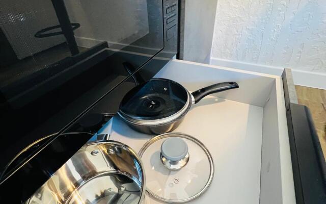 Studiya S Dizaynerskim Remontom S Baseynom I Balkonom Apartaments